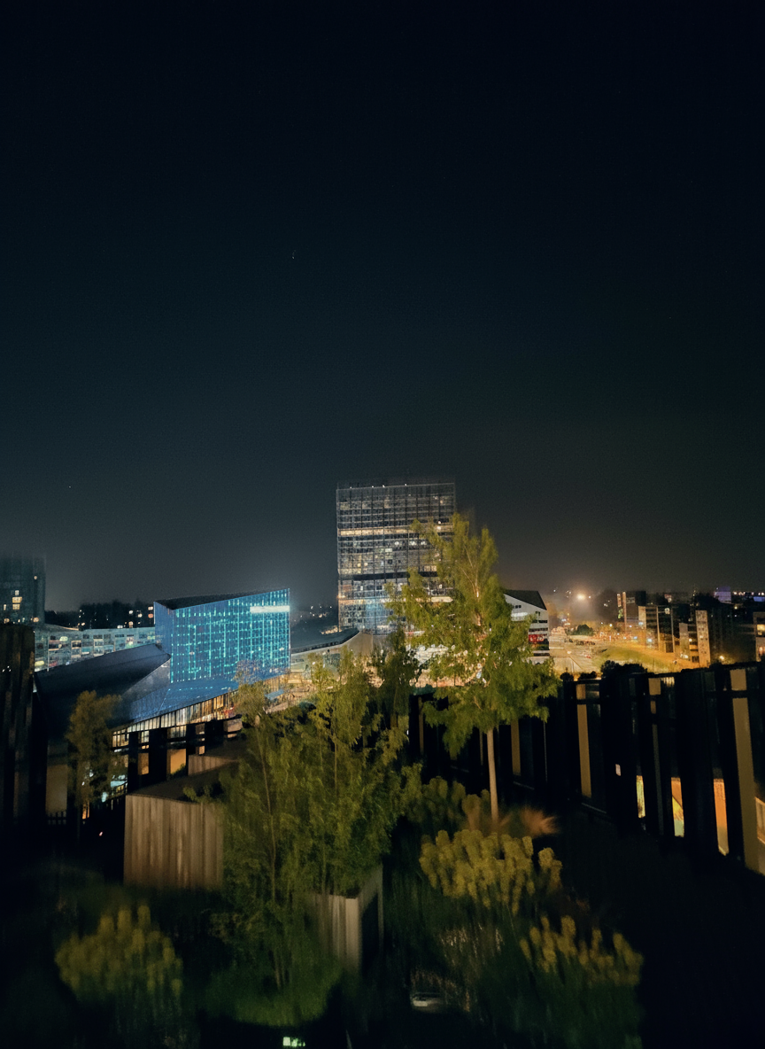 Vue nocturne magique depuis le rooftop Mesa Lille avec illumination des gratte-ciels d'Euralille et ambiance feutrée pour afterwork networking