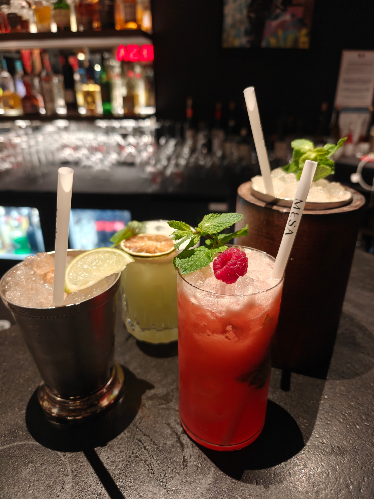 Cocktails artisanaux servis au bar Mesa rooftop Lille pour afterwork business club avec fruits frais et présentation soignée gastronomique